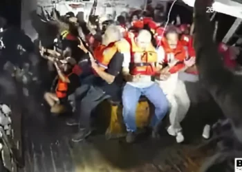 Tres activistas de flotilla a Gaza aceptan deportación inmediata