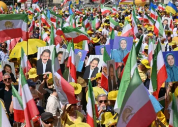 Manifestantes sostienen fotografías de Maryam Rajavi y Massoud Rajavi, líderes de los Muyahidines del Pueblo de Irán (MEK), durante una manifestación en Berlín, el 29 de junio de 2024 (RALF HIRSCHBERGER / AFP)