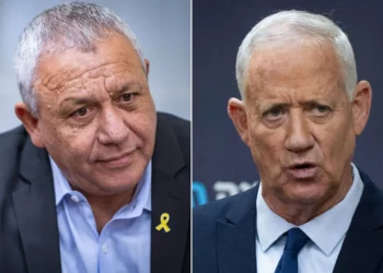 Izq.: El diputado Gadi Eisenkot asiste a una reunión de la facción Unidad Nacional en la Knéset de Jerusalén, el 26 de mayo de 2025. (Noam Revkin Fenton/Flash90); Dcha.: El líder del Partido Unidad Nacional, el diputado Benny Gantz, dirige una reunión de la facción en la Knéset de Jerusalén, el 5 de mayo de 2025. (Yonatan Sindel/Flash90)
