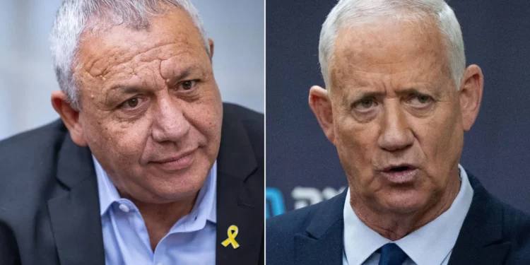 Izq.: El diputado Gadi Eisenkot asiste a una reunión de la facción Unidad Nacional en la Knéset de Jerusalén, el 26 de mayo de 2025. (Noam Revkin Fenton/Flash90); Dcha.: El líder del Partido Unidad Nacional, el diputado Benny Gantz, dirige una reunión de la facción en la Knéset de Jerusalén, el 5 de mayo de 2025. (Yonatan Sindel/Flash90)