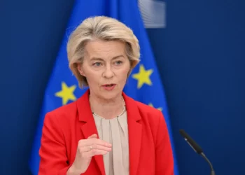 La presidenta de la Comisión Europea, Ursula Von der Leyen, da una conferencia de prensa en Bruselas el 10 de junio de 2025. (Nicolas TUCAT / AFP)