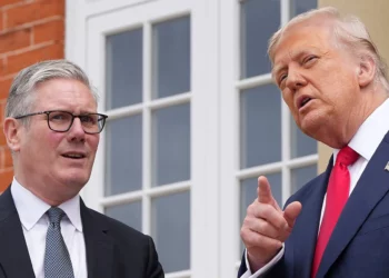 El presidente estadounidense Donald Trump se reúne con el primer ministro británico Keir Starmer (izquierda) en el club de golf Trump Turnberry el 28 de julio de 2025, en Turnberry, Escocia. (Christopher Furlong/Pool Photo vía AP)