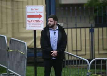 Agentes de seguridad rodean la Embajada de Israel en Washington, DC, el 22 de mayo de 2025. Brendan Smialowski/AFP vía Getty Images