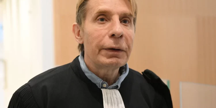 El abogado francés Olivier Pardo llega al Tribunal de Apelaciones de París el 4 de noviembre de 2022. (Emmanuel DUNAND / AFP)