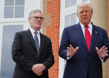 El presidente estadounidense Donald Trump se reúne con el primer ministro británico Keir Starmer (izquierda) en el club de golf Trump Turnberry el 28 de julio de 2025, en Turnberry, Escocia. (Christopher Furlong/Pool Photo vía AP)
