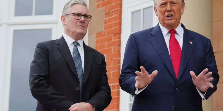 El presidente estadounidense Donald Trump se reúne con el primer ministro británico Keir Starmer (izquierda) en el club de golf Trump Turnberry el 28 de julio de 2025, en Turnberry, Escocia. (Christopher Furlong/Pool Photo vía AP)