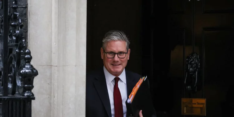 El primer ministro británico, Keir Starmer, sale del número 10 de Downing Street, en el centro de Londres, el 21 de julio de 2025, para asistir a una audiencia del Comité de Enlace Parlamentario. (Adrian DENNIS / AFP)