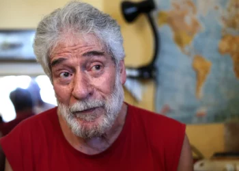 Esta fotografía, tomada durante una visita del diputado del partido de izquierda francés La Francia Insumisa (LFI), Andrée Taurinya, muestra a Georges Ibrahim Abdallah en su celda en Lannemezan, suroeste de Francia, el 17 de julio de 2025, tras la orden de liberación de un tribunal de apelaciones. (Valentine Chapuis / AFP)