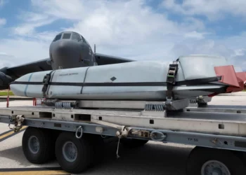 Misiles de combate aire-superficie conjuntos se preparan para ser cargados en un B-52 Stratofortress de la Fuerza Aérea de EE. UU. en la Base Aérea Andersen, Guam, el 24 de abril de 2023 (Fuente de la imagen: Departamento de Defensa de EE. UU.)