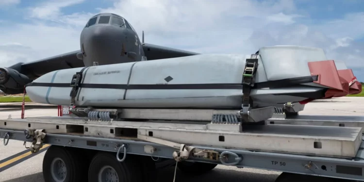 Misiles de combate aire-superficie conjuntos se preparan para ser cargados en un B-52 Stratofortress de la Fuerza Aérea de EE. UU. en la Base Aérea Andersen, Guam, el 24 de abril de 2023 (Fuente de la imagen: Departamento de Defensa de EE. UU.)
