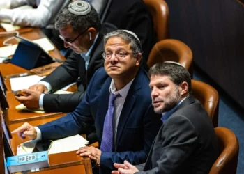 El líder del partido Sionismo Religioso, Bezalel Smotrich (derecha), y el líder del partido Otzma Yehudit, Itamar Ben Gvir, durante una votación en la Knéset en Jerusalén, el 28 de diciembre de 2022. (Olivier Fitoussi/Flash90)