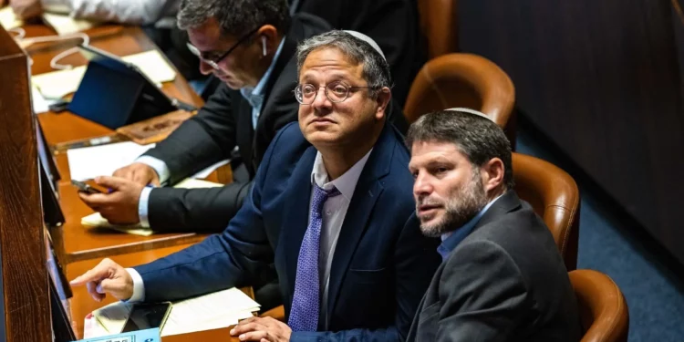 El líder del partido Sionismo Religioso, Bezalel Smotrich (derecha), y el líder del partido Otzma Yehudit, Itamar Ben Gvir, durante una votación en la Knéset en Jerusalén, el 28 de diciembre de 2022. (Olivier Fitoussi/Flash90)