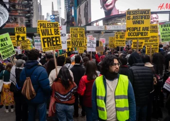 Manifestantes socialistas antiisraelíes en la ciudad de Nueva York, 5 de abril de 2024. (Luke Tress/Times of Israel)