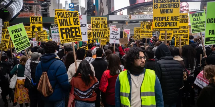 Manifestantes socialistas antiisraelíes en la ciudad de Nueva York, 5 de abril de 2024. (Luke Tress/Times of Israel)