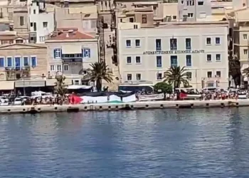 Una gran protesta antiisraelí y propalestina impide a cientos de israelíes desembarcar de un crucero en la isla griega de Syros, el 22 de julio de 2025 (captura de pantalla de redes sociales utilizada de conformidad con la Cláusula 27a de la Ley de Derechos de Autor).