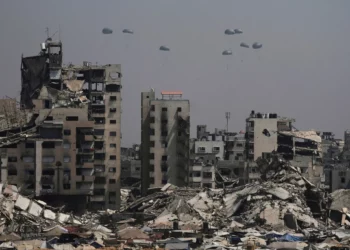 Ayuda humanitaria lanzada desde el aire a los palestinos sobre la ciudad de Gaza, en el norte de la Franja de Gaza, el 28 de julio de 2025. (Foto AP/Jehad Alshrafi)