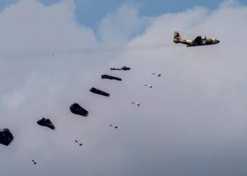 Un avión lanza ayuda humanitaria sobre el norte de la Franja de Gaza, visto desde el sur de Israel, el 24 de marzo de 2024. (AP/Tsafrir Abayov)