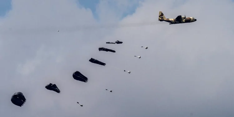 Un avión lanza ayuda humanitaria sobre el norte de la Franja de Gaza, visto desde el sur de Israel, el 24 de marzo de 2024. (AP/Tsafrir Abayov)