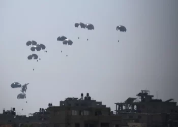 Un avión de transporte militar lanza ayuda humanitaria sobre Al-Zawayda, en el centro de la Franja de Gaza, el 28 de julio de 2025. (Eyad BABA / AFP)