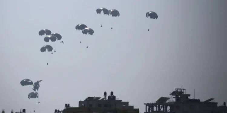 Un avión de transporte militar lanza ayuda humanitaria sobre Al-Zawayda, en el centro de la Franja de Gaza, el 28 de julio de 2025. (Eyad BABA / AFP)