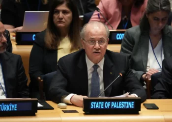 El primer ministro de la Autoridad Palestina, Mohammad Mustafa, habla durante una conferencia de la ONU sobre la solución de dos Estados, celebrada en la sede de la ONU el 28 de julio de 2025 en la ciudad de Nueva York. (TIMOTHY A. CLARY / AFP