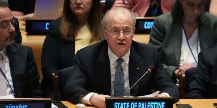 El primer ministro de la Autoridad Palestina, Mohammad Mustafa, habla durante una conferencia de la ONU sobre la solución de dos Estados, celebrada en la sede de la ONU el 28 de julio de 2025 en la ciudad de Nueva York. (TIMOTHY A. CLARY / AFP