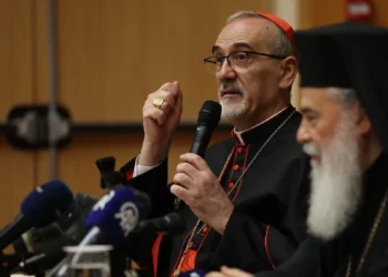 El patriarca latino de Jerusalén, Pierbattista Pizzaballa (izq.), y el patriarca griego ortodoxo de Jerusalén, Teófilos III, ofrecen una conferencia de prensa conjunta en Jerusalén el 22 de julio de 2025. (Ahmad GHARABLI / AFP)