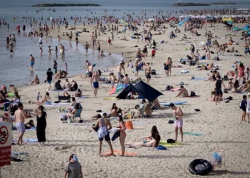 Imagen: Israelíes disfrutan de la playa en Tel Aviv durante una ola de calor, el 24 de abril de 2024. (Avshalom Sassoni/Flash90)