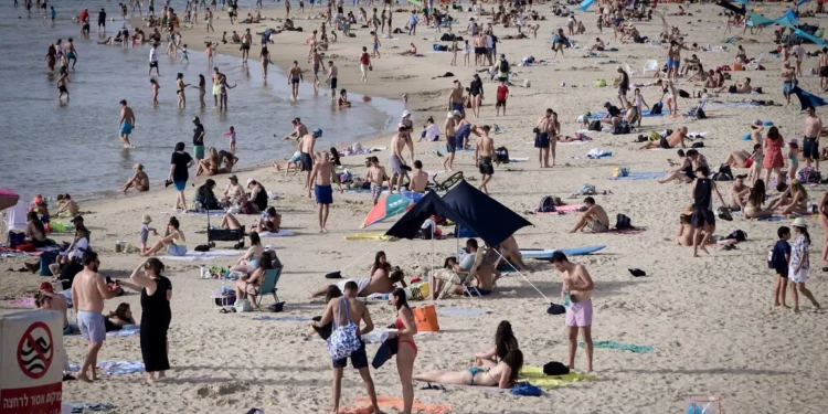 Imagen: Israelíes disfrutan de la playa en Tel Aviv durante una ola de calor, el 24 de abril de 2024. (Avshalom Sassoni/Flash90)