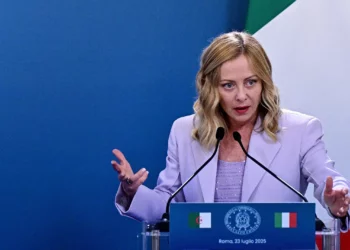La primera ministra italiana, Giorgia Meloni, pronuncia una conferencia de prensa conjunta con el presidente argelino durante una cumbre en Villa Doria Pamphili, Roma, el 23 de julio de 2025. (Tiziana Fabi/AFP)