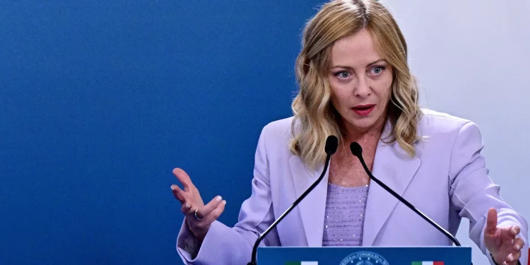 La primera ministra italiana, Giorgia Meloni, pronuncia una conferencia de prensa conjunta con el presidente argelino durante una cumbre en Villa Doria Pamphili, Roma, el 23 de julio de 2025. (Tiziana Fabi/AFP)