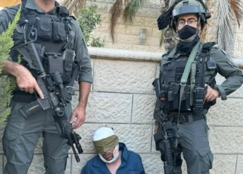 Agentes de la Policía Fronteriza posan con Abed al-Karim Snober, un terrorista palestino acusado de perpetrar un fallido atentado con bomba en un autobús en febrero, tras su arresto el 22 de julio de 2025. (Policía de Israel)