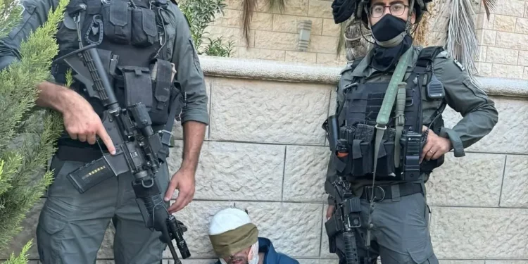 Agentes de la Policía Fronteriza posan con Abed al-Karim Snober, un terrorista palestino acusado de perpetrar un fallido atentado con bomba en un autobús en febrero, tras su arresto el 22 de julio de 2025. (Policía de Israel)