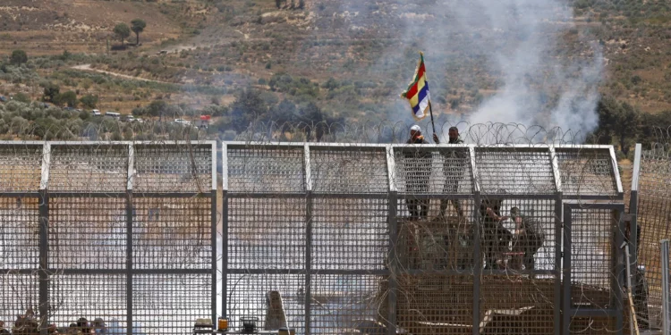Las tropas israelíes toman medidas para impedir que los sirios drusos crucen la línea divisoria hacia los Altos del Golán, cerca de Majdal Shams, el 16 de julio de 2025 (Foto de Jalaa MAREY / AFP)