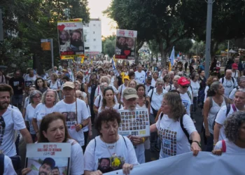 La gente asiste a una manifestación para pedir el fin de la guerra y la liberación inmediata de los rehenes retenidos por Hamás en la Franja de Gaza, en Tel Aviv, Israel, el jueves 24 de julio de 2025. (AP/Ariel Schali
