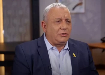El exjefe del Estado Mayor de las Fuerzas de Defensa de Israel (FDI), Gadi Eisenkot, habla con el Canal 12 en una entrevista emitida el 26 de julio de 2025. (Captura de pantalla, Canal 12)