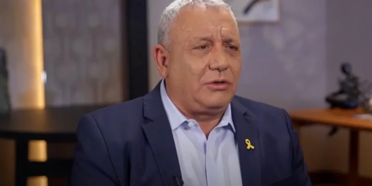 El exjefe del Estado Mayor de las Fuerzas de Defensa de Israel (FDI), Gadi Eisenkot, habla con el Canal 12 en una entrevista emitida el 26 de julio de 2025. (Captura de pantalla, Canal 12)