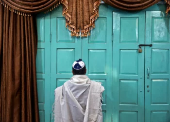 Un judío iraní reza en la sinagoga Molla Agha Baba de la ciudad de Yazd, a 680 kilómetros al sur de Teherán, la capital de Irán, el 20 de noviembre de 2014. (Foto AP/Ebrahim Noroozi)