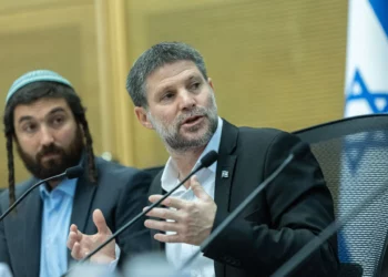 El ministro de Finanzas, Bezalel Smotrich (derecha), asiste a una conferencia de la Knéset en Jerusalén, el 22 de julio de 2025, sobre los asentamientos judíos en la Franja de Gaza. (Chaim Goldberg/Flash90)
