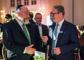 El primer ministro británico, Keir Starmer, conversa con el rabino jefe Ephraim Mirvis durante la cena de campaña del Holocaust Education Trust, en Londres, el lunes 16 de septiembre de 2024. (Isabel Infantes/Pool vía AP)