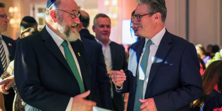 El primer ministro británico, Keir Starmer, conversa con el rabino jefe Ephraim Mirvis durante la cena de campaña del Holocaust Education Trust, en Londres, el lunes 16 de septiembre de 2024. (Isabel Infantes/Pool vía AP)