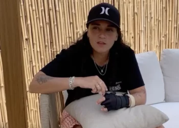 La exrehén Emily Damari habla con The Daily Mail en una entrevista publicada el 25 de julio de 2025. (Captura de pantalla: The Daily Mail)