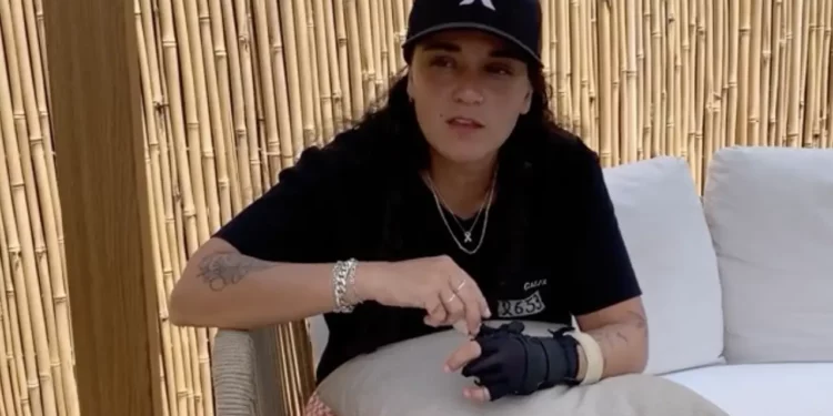 La exrehén Emily Damari habla con The Daily Mail en una entrevista publicada el 25 de julio de 2025. (Captura de pantalla: The Daily Mail)