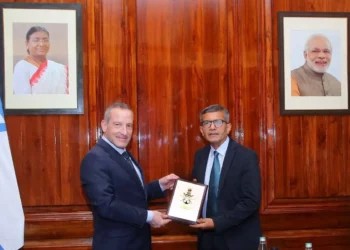 El director general del Ministerio de Defensa, Amir Baram (izquierda), se reúne con el secretario de Defensa de la India, Shri Rajesh Kumar Singh (derecha), en la India, en una foto autorizada para su publicación el 24 de junio de 2025. (Ministerio de Defensa)