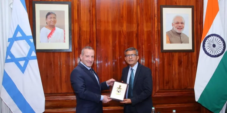 El director general del Ministerio de Defensa, Amir Baram (izquierda), se reúne con el secretario de Defensa de la India, Shri Rajesh Kumar Singh (derecha), en la India, en una foto autorizada para su publicación el 24 de junio de 2025. (Ministerio de Defensa)