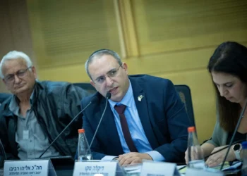 El diputado del Likud Eliyahu Revivo dirige una reunión del comité de la Knéset en Jerusalén, el 25 de diciembre de 2023. (Yonatan Sindel/Flash90)