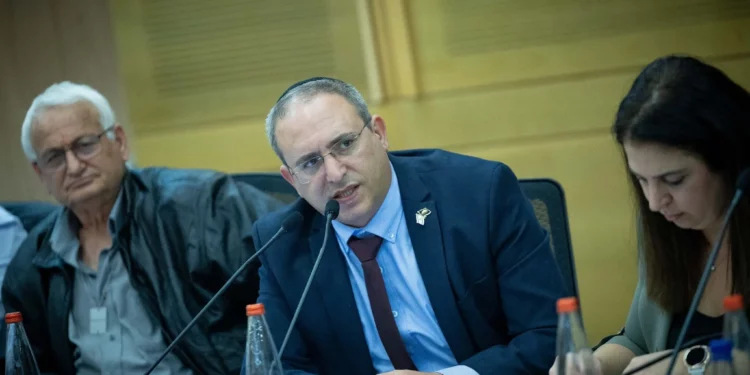 El diputado del Likud Eliyahu Revivo dirige una reunión del comité de la Knéset en Jerusalén, el 25 de diciembre de 2023. (Yonatan Sindel/Flash90)