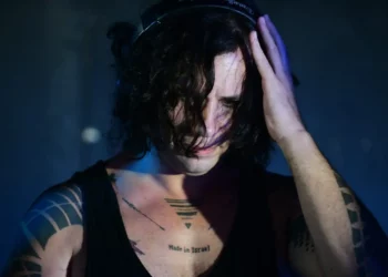 El DJ israelí Skazi actúa en una protesta contra las nuevas restricciones por la COVID-19 en Tel Aviv, el 25 de julio de 2020. (Tomer Neuberg/Flash90)