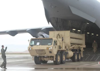 En esta imagen cortesía de DVIDS, un aviador de la Fuerza Aérea de EE. UU. descarga un lanzador THAAD desde un C-17 GlobeMaster III en la Base Aérea de Nevatim, Israel, para un ejercicio, el 1 de marzo de 2019. (Robert DURR / DVIDS / AFP)