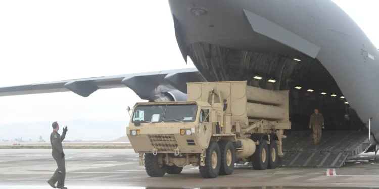 En esta imagen cortesía de DVIDS, un aviador de la Fuerza Aérea de EE. UU. descarga un lanzador THAAD desde un C-17 GlobeMaster III en la Base Aérea de Nevatim, Israel, para un ejercicio, el 1 de marzo de 2019. (Robert DURR / DVIDS / AFP)
